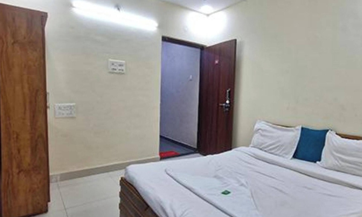 Phase 1 Hotel | Fabhotel White House I