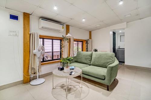 Pali Hill Apartment | Glass House 1BHK in Khar W by SquareOne Stays