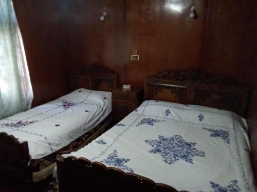 Dal Lake Hotel | Gulshan group of houseboat