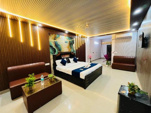 Sainik Farm Hotel | Happy Residency - Near Saket Metro