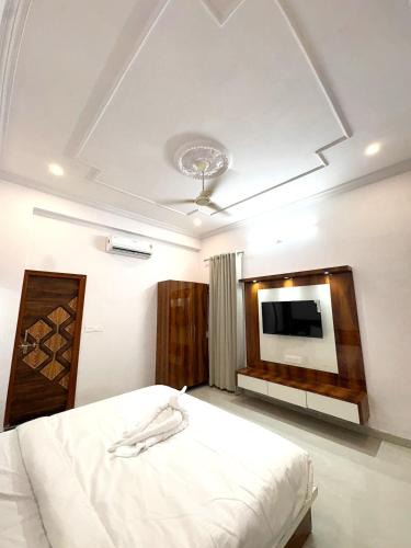 Udaipur District Villa | Hill view by SGOH 5bhk luxury villa private pool