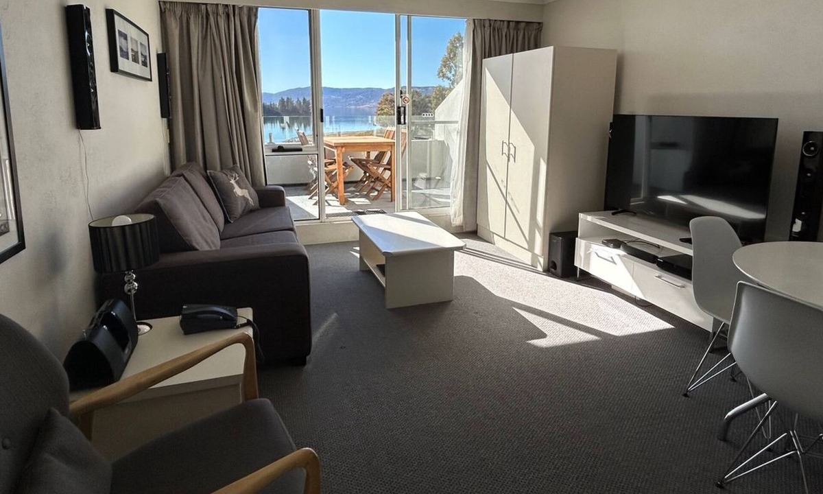 Jindabyne Apartment | Horizons 317 studio right on the Lake