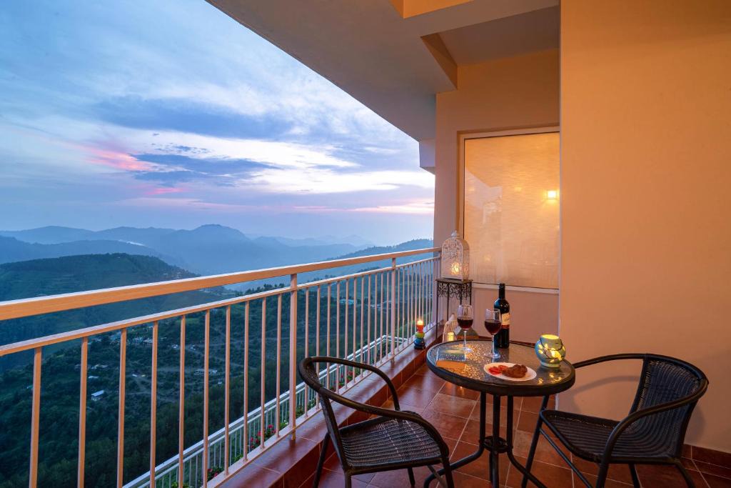 Shimla Apartment | Hostie AJ's Retreat - Sunset Balcony 3BR home with Panoramic Valley Views