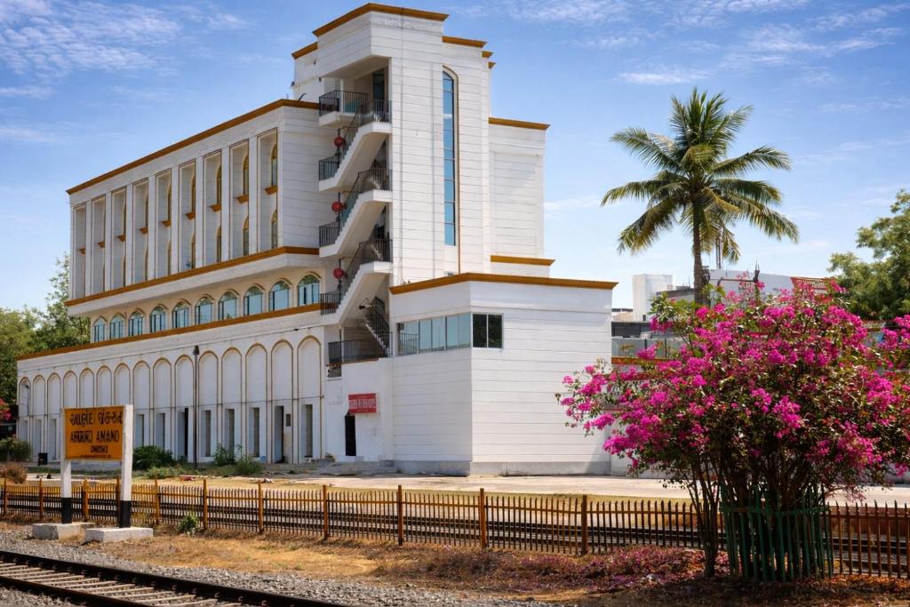 Anand Hotel | Hotel Golden Retreat - At Anand Railway Station