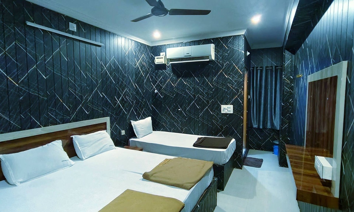 Tirupati Hotel | Hotel Govind Heights