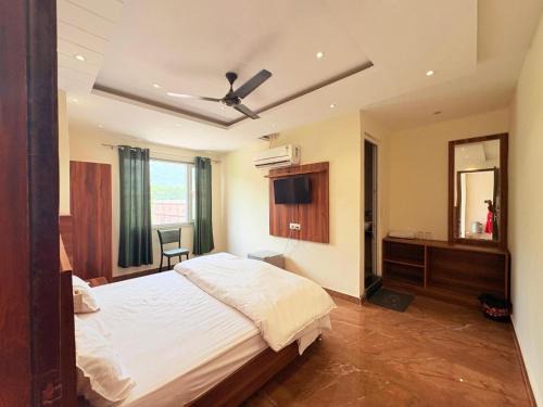 Rishikesh House | Hotel Hitam Rishikesh 2Min Walk to Parmarth Niketan Aashram ,Vanprastha Aashram