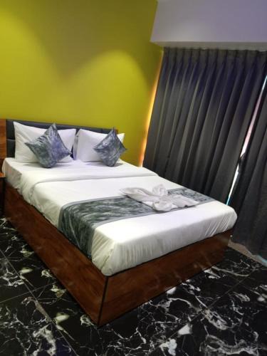 Surat Hotel | HOTEL LAKSH PALACE