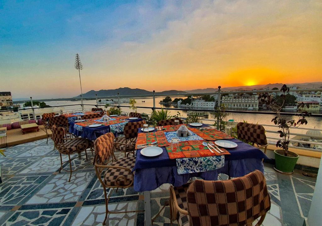 Udaipur Hotel | Hotel Mewar Haveli - At Lake Pichola