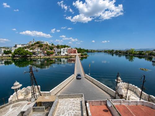 Lake Swaroop Sagar Hotel | Hotel Motimahal Lakeview I Lake Pichola I Best Lake View hotel in Udaipur