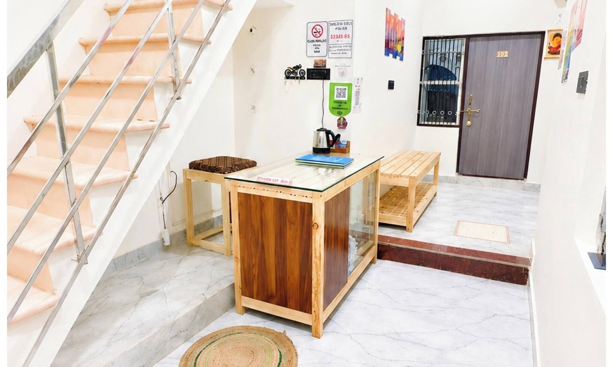 Mahmoorganj Hotel | Hotel Rainbow Comfort Stay