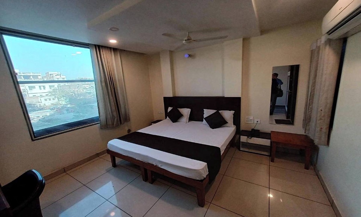 Sindhi Camp Hotel | Hotel Rashika Palace
