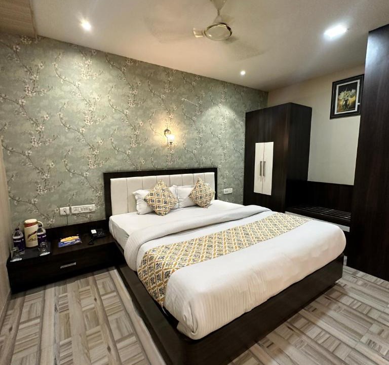 Mahmoorganj Hotel | Hotel Royal Ambience
