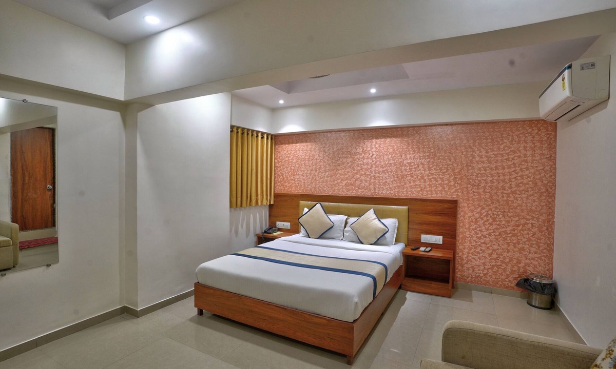 Vile Parle West Cabin | Hotel Saineel Residency