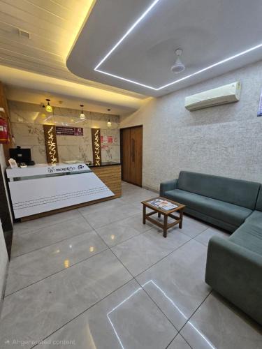 Surat Hotel | Hotel Sarvottam