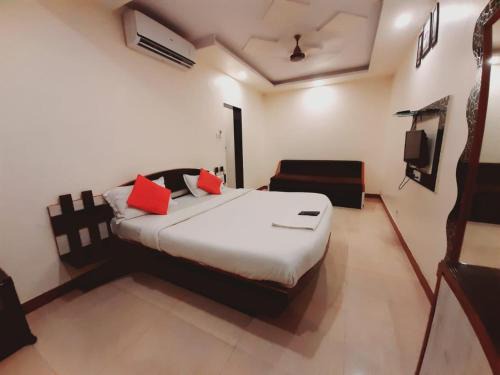 Mahabaleshwar Bed & Breakfast | Hotel Savera Holidays Main Market