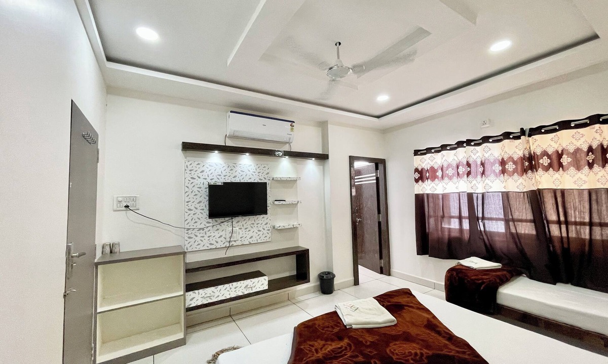 Ujjain Hotel | Hotel Shalimar-near Rail Station &Temple