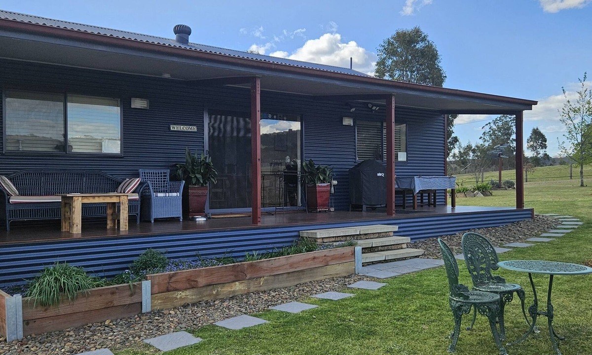 Glendon Brook Cabin | Hunter Valley Rural Lodge - Quaint towns, State forests & Wineries to explore!