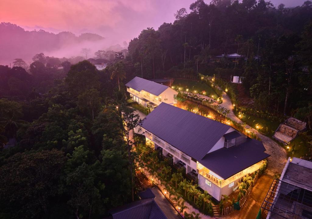 Devikolam Resort | Ice Cliff Resort Munnar by VOYE HOMES Premium Stay with Pool