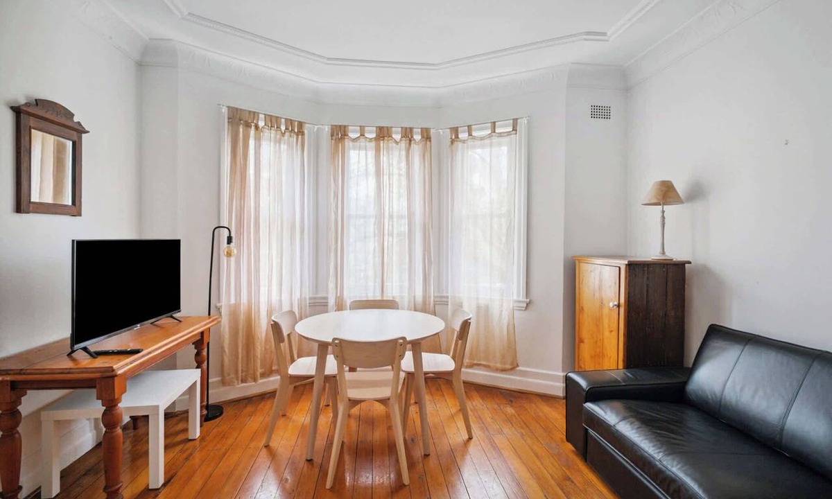 Kings Cross Apartment | Incredible Location 1 BDR Apt