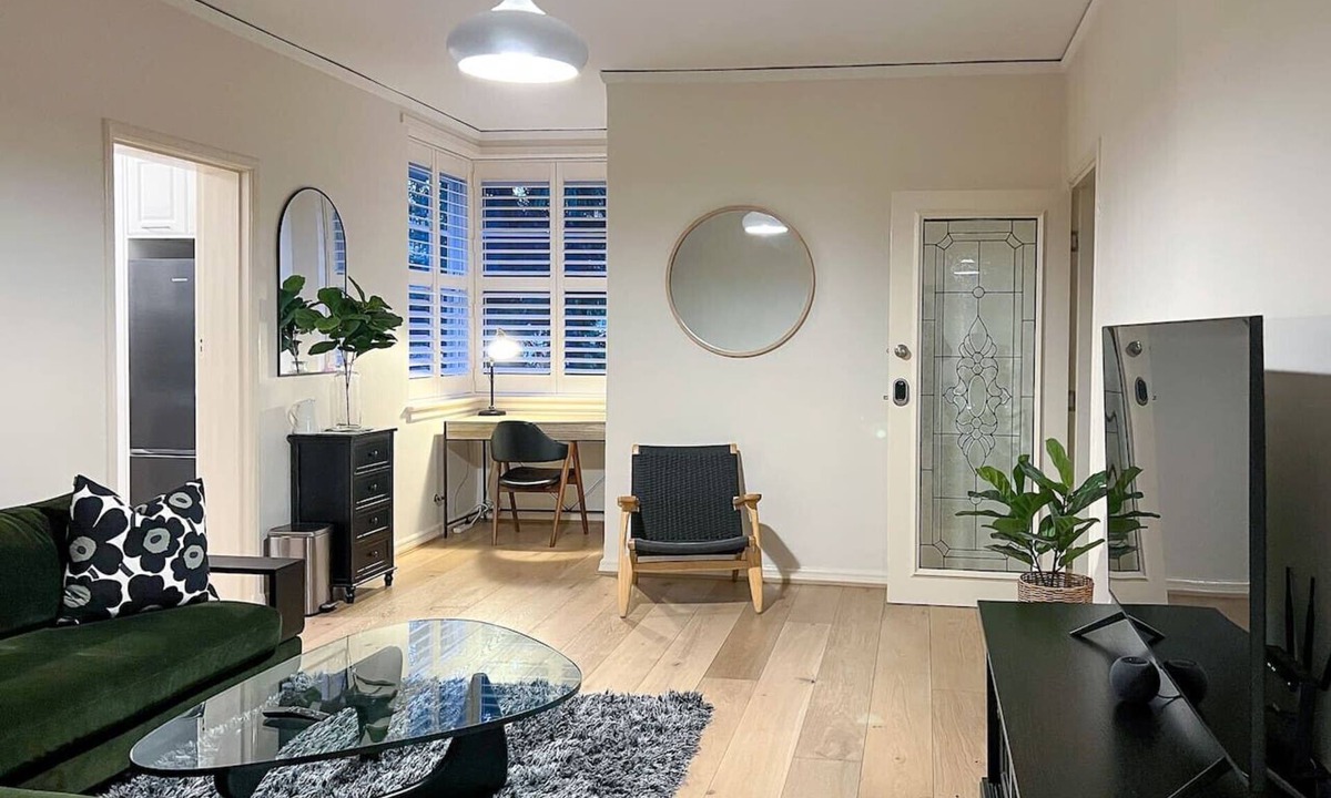 Wagga Wagga Apartment | King Bed Art Deco Apartment · 60 Sec to Wagga CBD