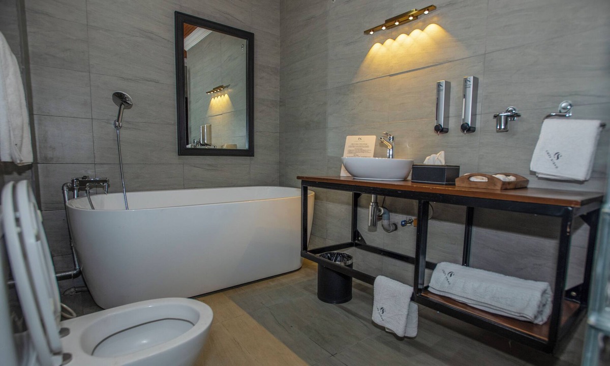 Muthaiga Hotel | King Suite with Balcony and Bathtub near UN Nairobi, Cozy Stead Garden House