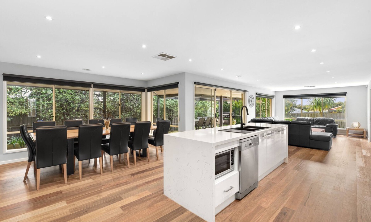 Ocean Grove House | KINGSTON DOWNS - OCEAN GROVE - Sleeps 17 Strictly Family and Corporate Bookings