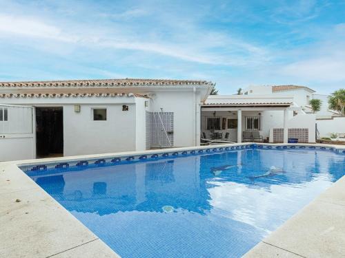 Saunta Vaddo Ski Chalet | La Portabe Oyster Villa by Hotel Baga Oyster