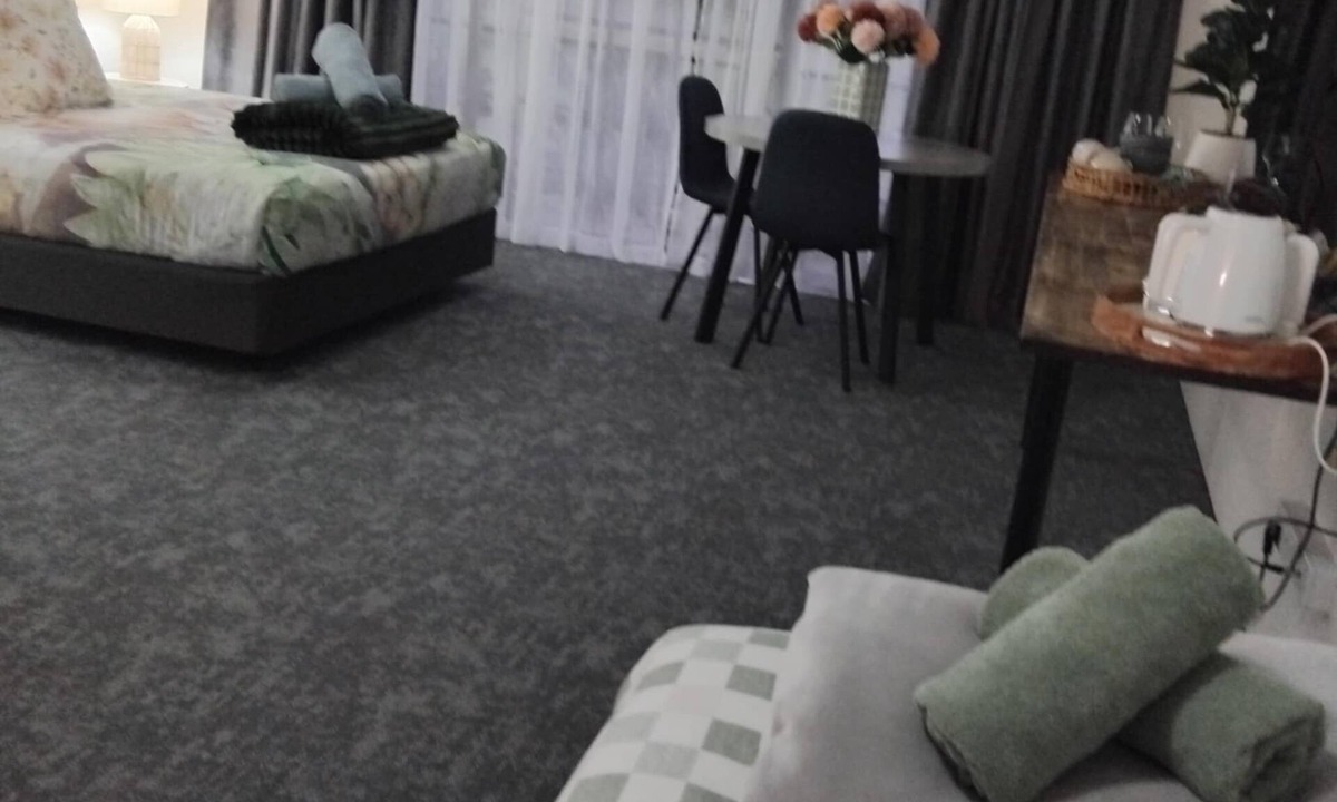 Loftville Hotel | Lakeside Lodge Motel