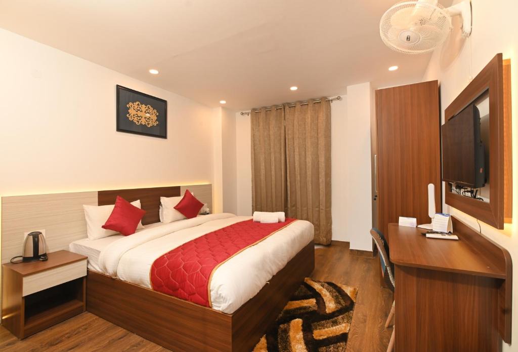DLF Phase 3 Hotel | Limewood Stay - Cyber City