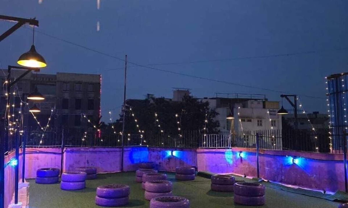 Naranpura Hostel | LIVZO - PURPLE HOUSE