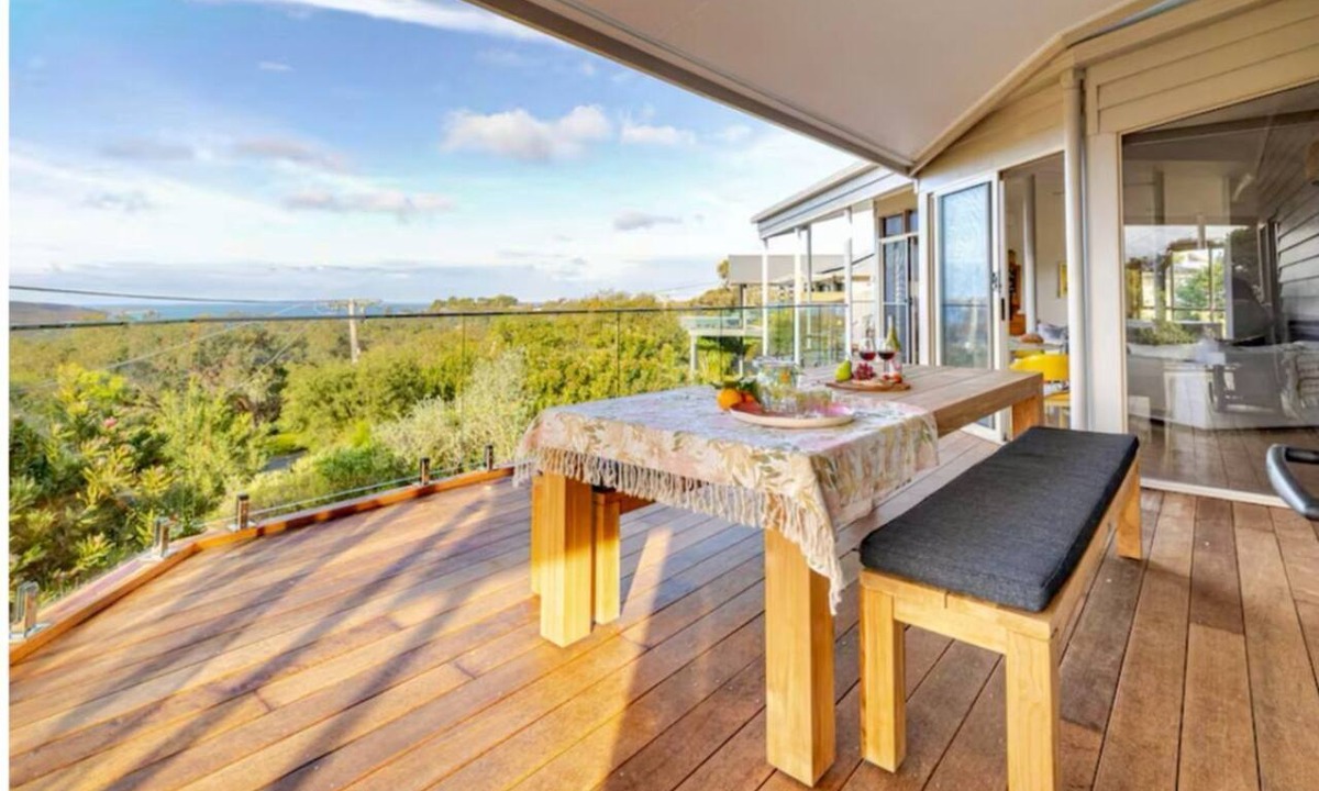 Anglesea House | Los Anglesea - With stunning 180- degree views from the ocean to the forest!
