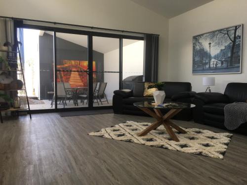 Bathurst Villa | Luxury 2br home with King, 5 star private & close