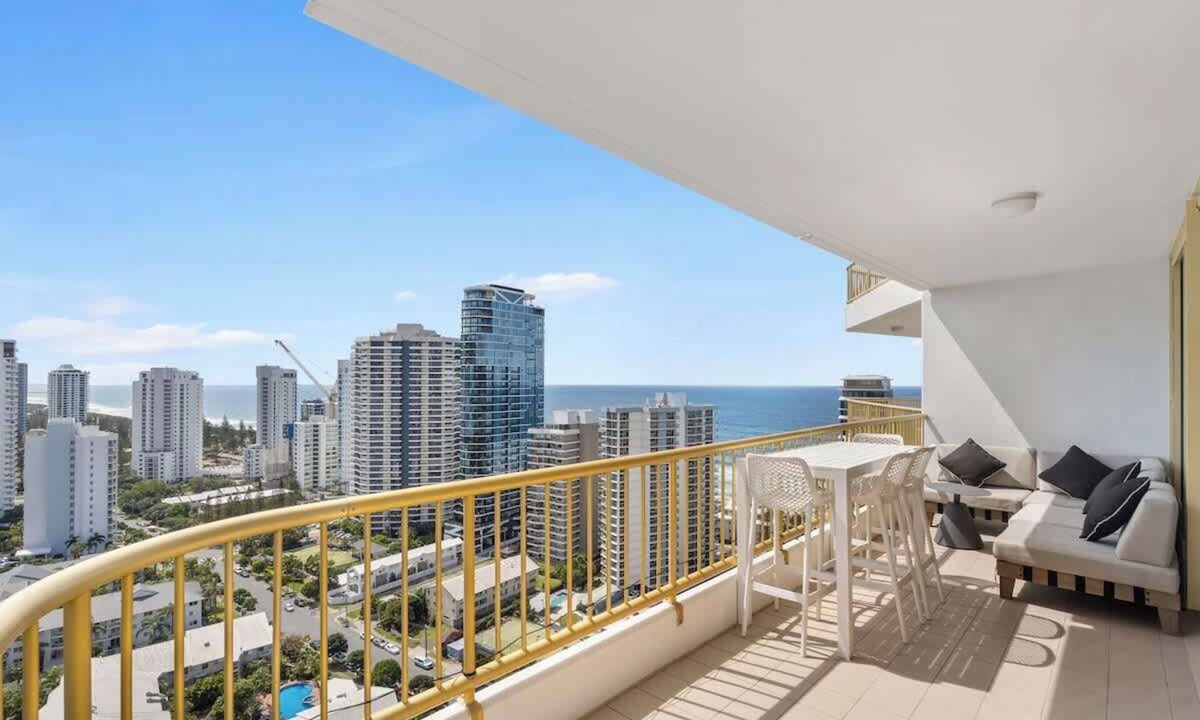 Main Beach Apartment | Luxury 3BR in Gold Coast with Ocean & City Views