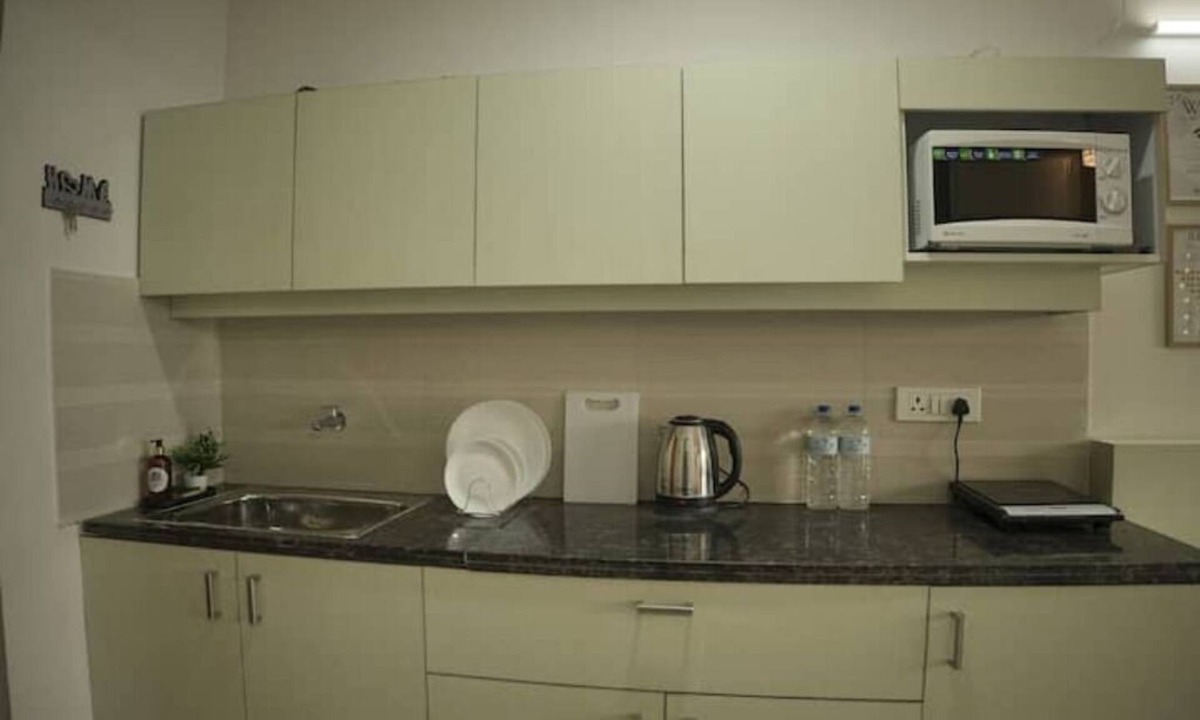 Greater Noida Apartment | Luxury Couple Stay with Smart TV