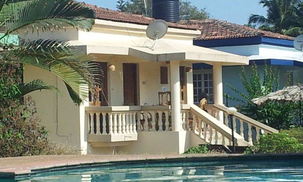 Varca House | Luxury Detached 2 Bedroom 2 Bathroom Poolside Beach Bungalow, 200 meters Beach
