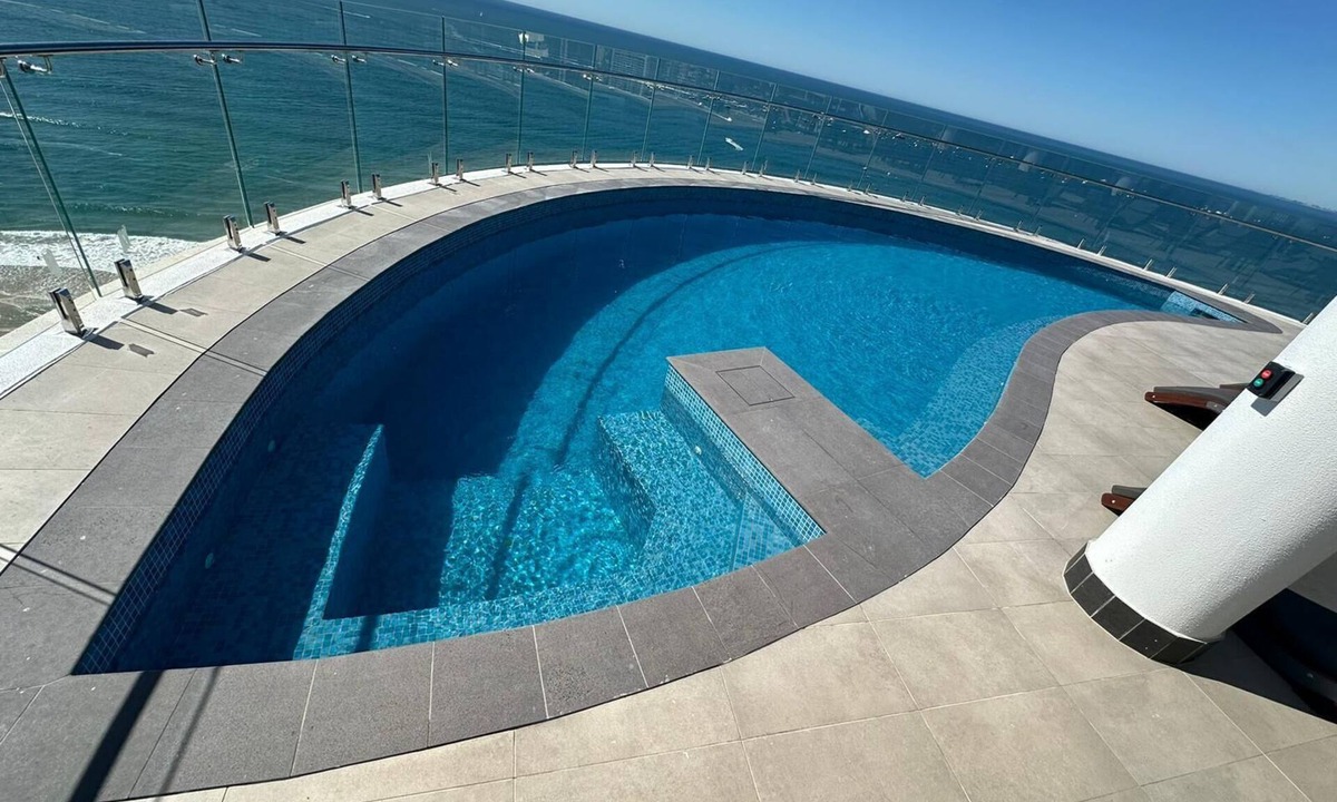 Main Beach Apartment | Luxury Pearl Main Beach Apartment | Walk to the Beach