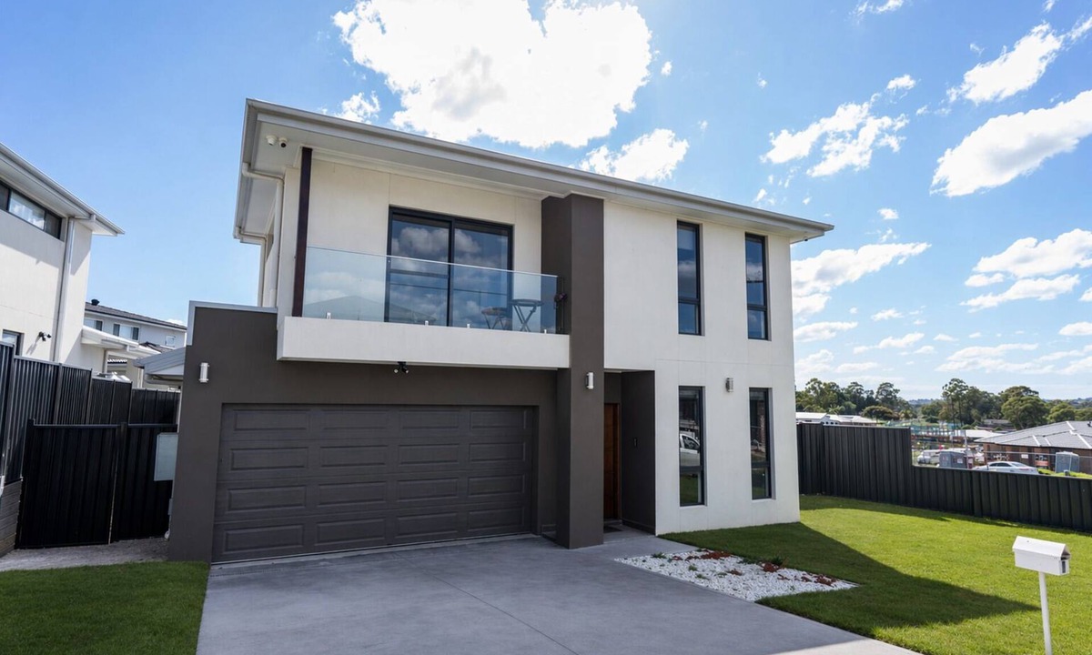 Claymore House | Macarthur Stay - Spacious 4BR Home with Outdoor Area