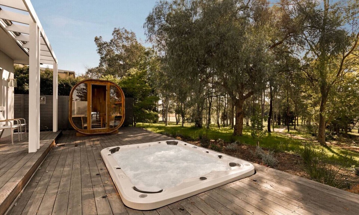 Pokolbin House | Mahogany - 5 Ensuite Bedrooms, Spa & Sauna, Indoor-Outdoor Luxury at The Vintage