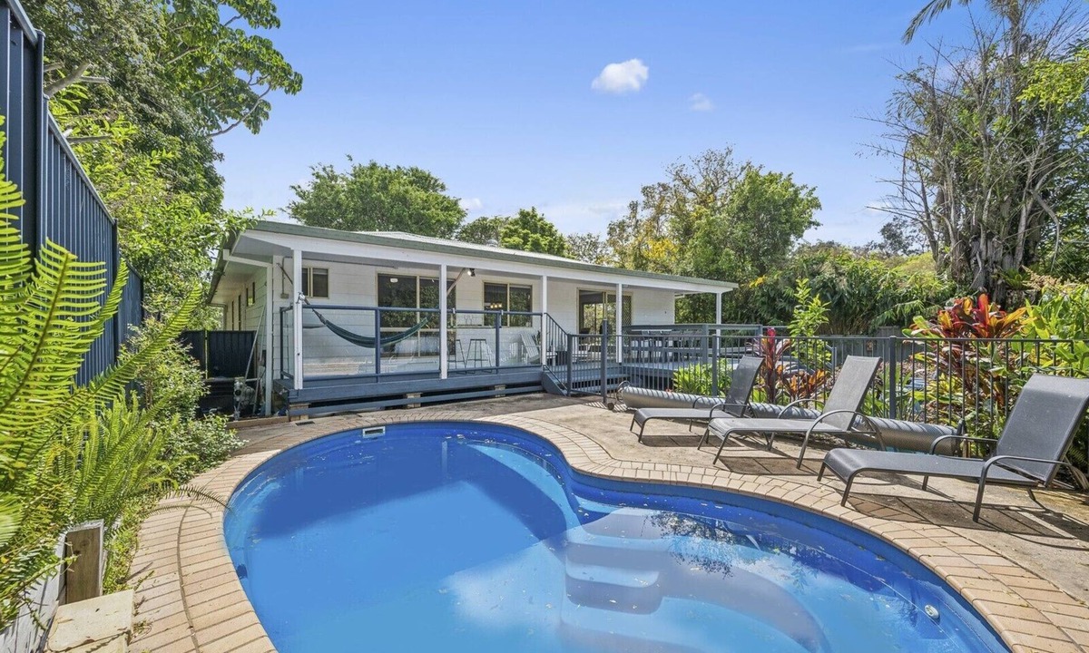 Toormina Apartment | Mango Cottage 8 – Poolside Family Retreat with 4 Ensuites, Pet Friendly