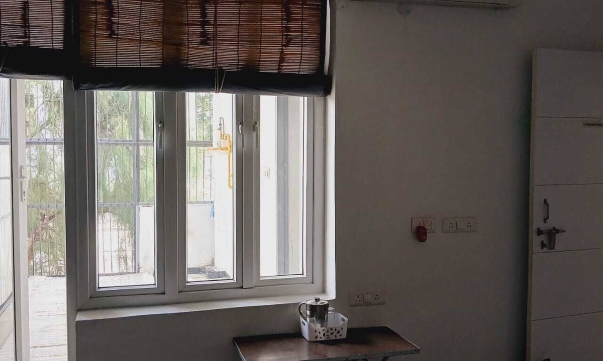 Greater Noida House | Metro Connected Single Room with Park View