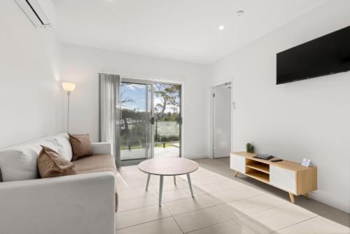 Callala Beach Hotel | Modern 1 Bed Apartment - 6 Min Walk to Callala Beach