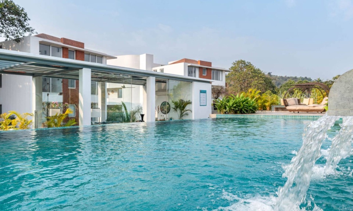 Nerul Apartment | Modern 2bhk w Rooftop Pool 10 Mins Drive to Beach