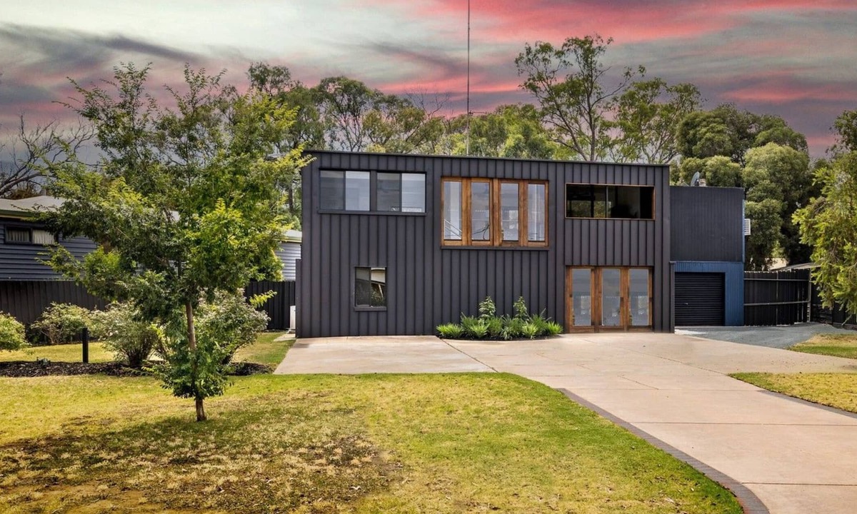 Echuca House | Modern 5-bedroom home with spa