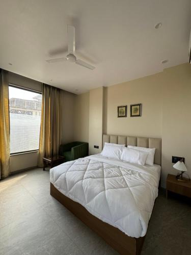 Mathura Hotel | Modern Hotel Restaurant and Bar