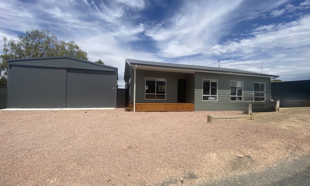 Moonta Bay House | Moonta Bay Holiday Home - Modern holiday home, Free WiFi! Off peak special!