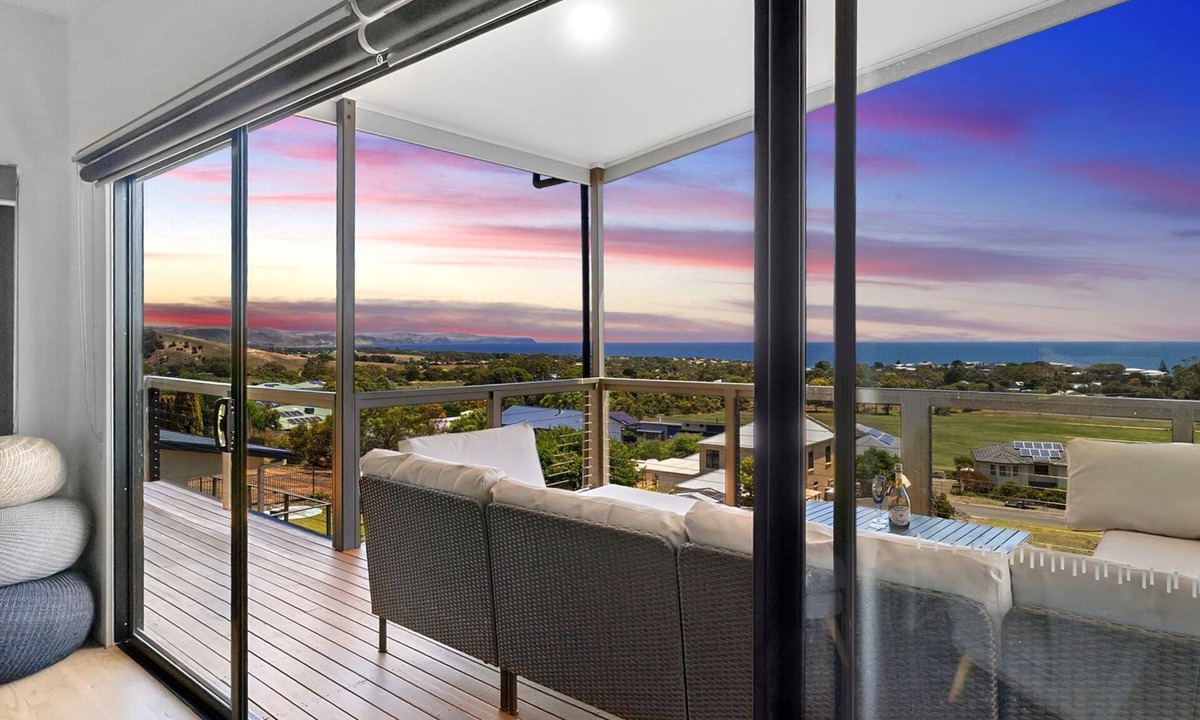 Carrickalinga House | Ocean Heights - 27 Stacey Drive