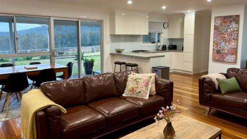 Shallow Bay House | Omaroo - country house at Shallow Bay - air con - pet friendly