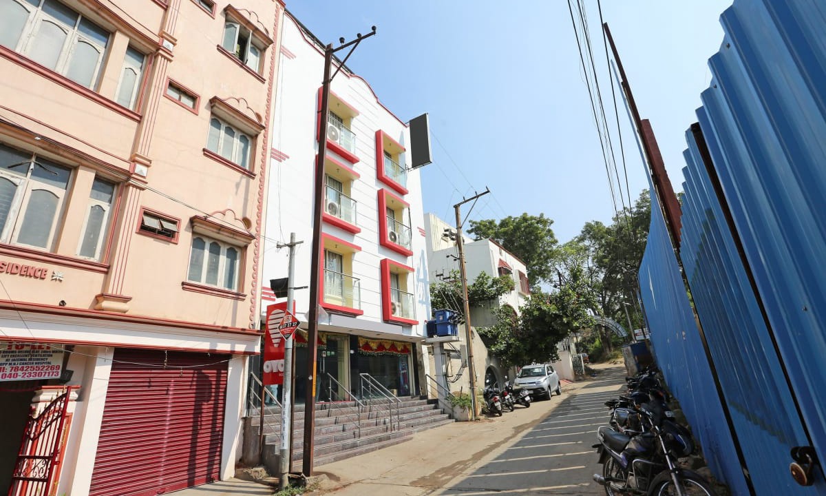 Lakdi Ka Pul Hotel | OYO 2840 Kanha Grand