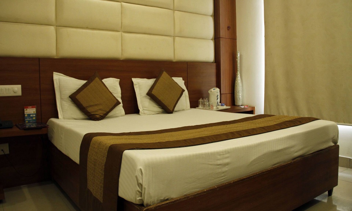 Sector 14 Hotel | OYO 495 Hotel Chaupal