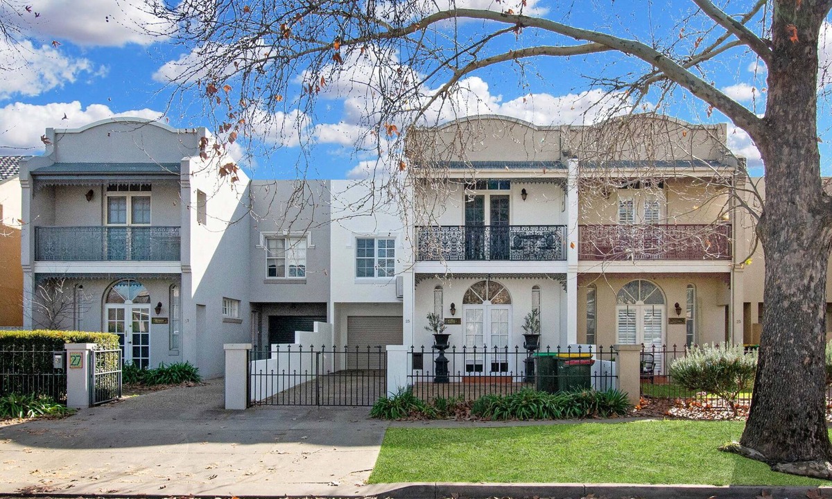Wagga Wagga House | Parkham. Spa Bath & Balcony. Steps to CBD